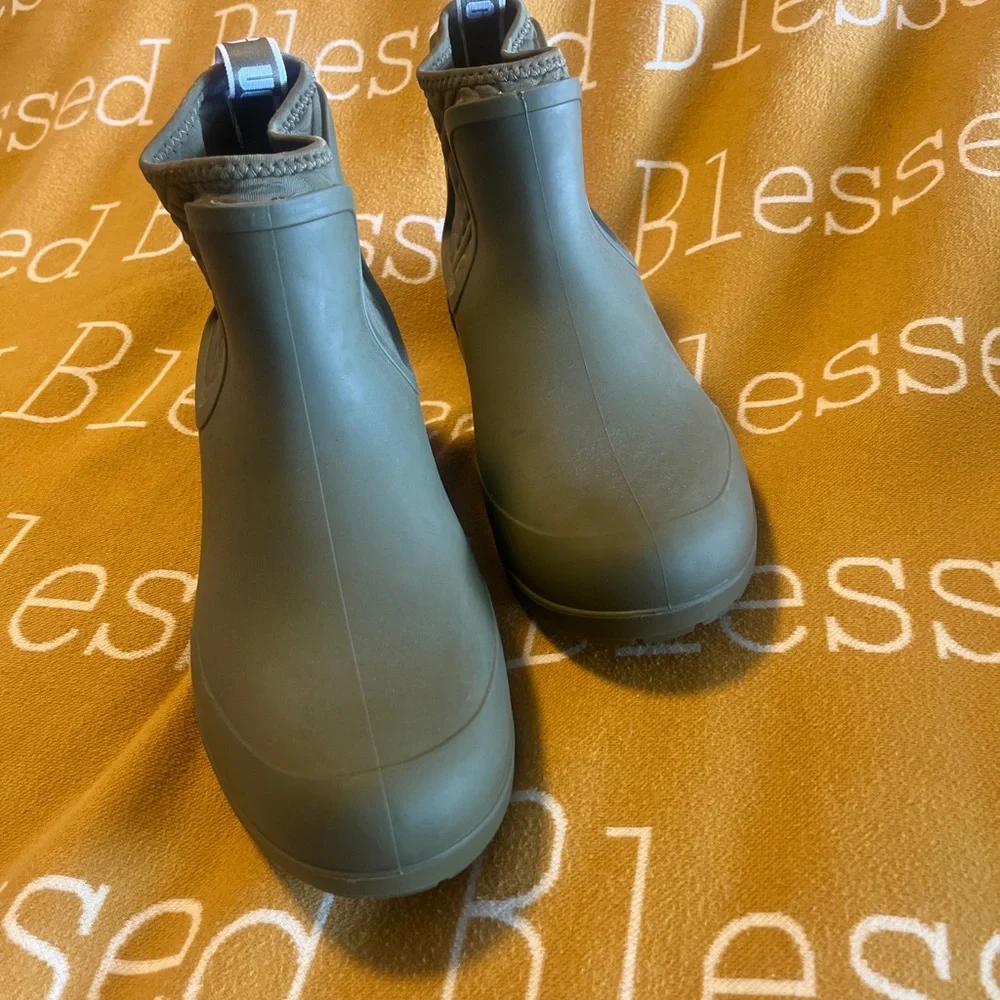UGG Women's Chevonne Rain Boots -  Olive Green Size 9 NWOB - Picture 2 of 11